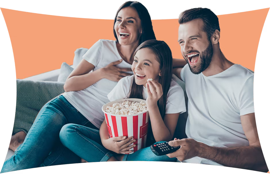 عائلة تشاهد مسلسل في المنزل